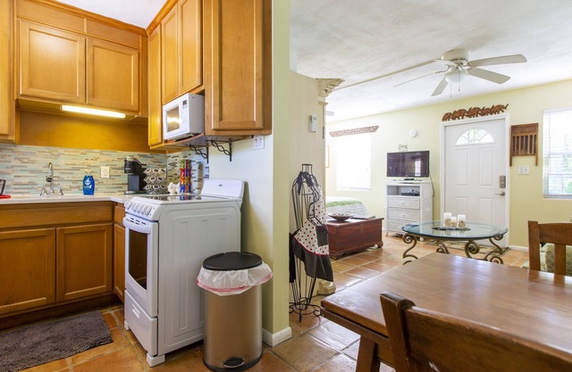 Secluded Cottage Close to Town w/Bikes & Hot Tub