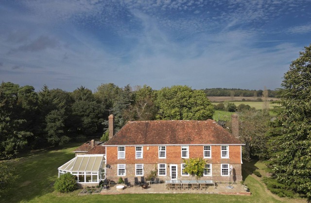 Secluded Farmhouse set in 300 acres, sleeps 11 comfortably, and up to 14 people.