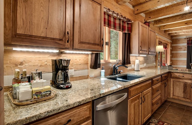 Secluded Log Cabin/Fire Pit/King Bed/Wood-burning Fireplace/Starlink Wi-Fi