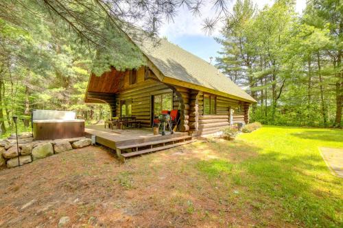 Secluded Log Cabin in NW Michigan Hot Tub and Deck