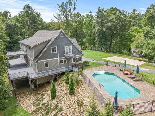 Secluded Luxury Home with Pool and Hot Tub in ASHEVILLE 15 min to Downtown