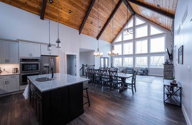 Secluded Luxury Lake House Getaway on 9 Private Acres!