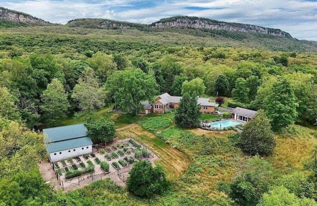 Secluded modern farmhouse at the foot of the Gunks