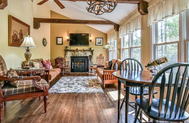 Secluded Mountain Cottage, Close to Town, Amazing Views, Pet Friendly