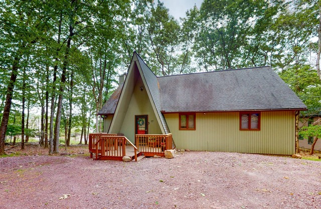 Secluded mtn & ski-view home near lake & beach with firepit, fireplace & tennis