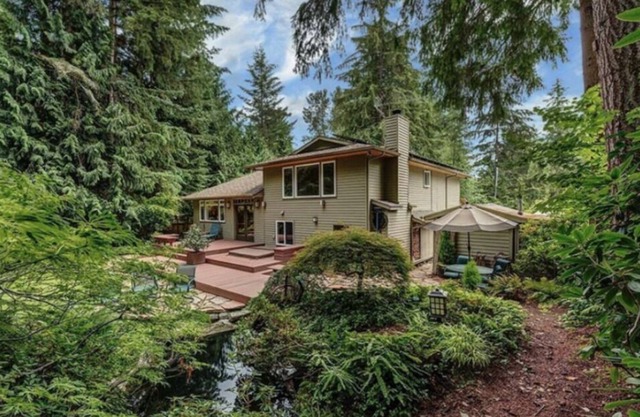 Secluded Property accommodates larger groups up to 14 just minutes to Microsoft!