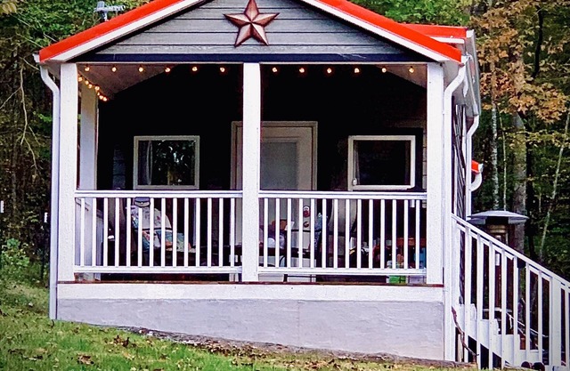 Secluded Storybook Cabin -Dog Friendly with Fenced Yard and WIFI.
