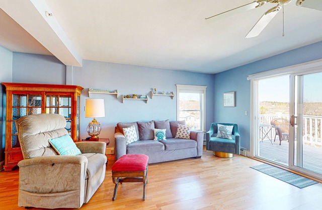 Second-floor condo with gorgeous ocean view - walk to town, beach & lighthouse