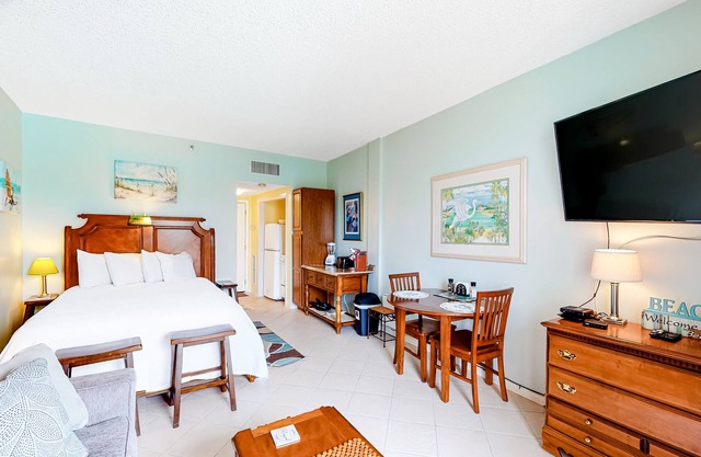 Second-floor studio with pool, high-speed WiFi, kitchenette & central AC