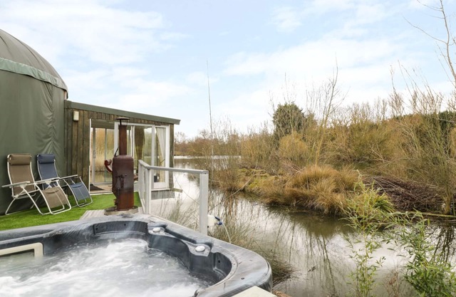 SECRET ISLAND YURT, pet friendly, with hot tub in Beckford