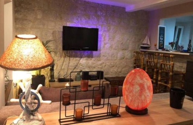 SECRET PARADISE-Holiday home with hot tub and BBQ