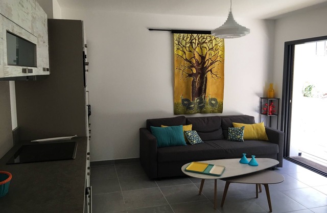 Secure new T3 with garden for 4 people + parking - near beach & town center