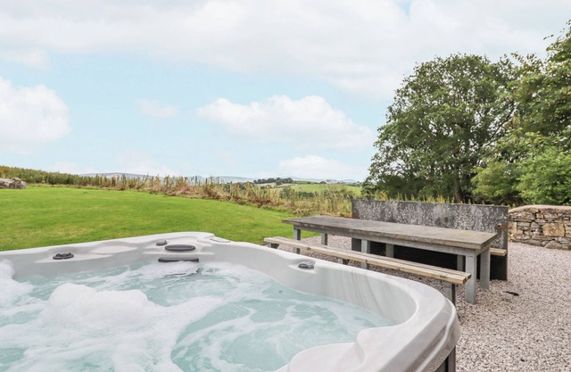 SEGRWYD UCHAF, family friendly, character holiday cottage in Denbigh