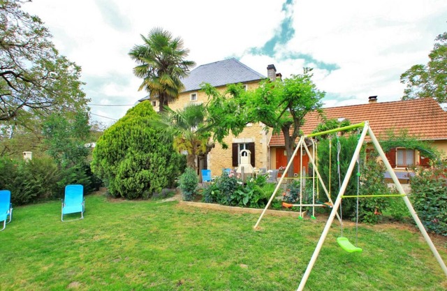 Semi-detached house with shared pool in Dordogne