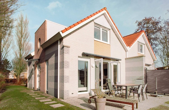 Semi-detached 6-person bungalow with yard, water view, and modern amenities at Beach Resort Makkum, right at the IJsselmeer.