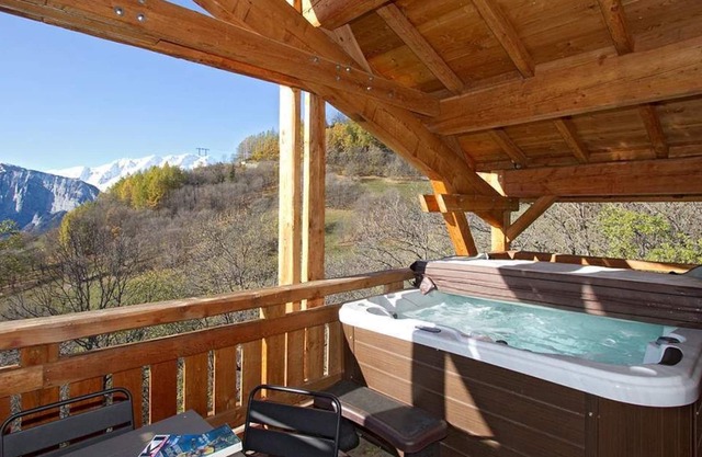 Semi-detached chalet for 8 people with direct access to the slopes