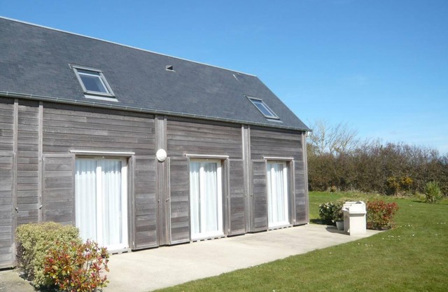 Semi-detached house in the heart of La Hague, pets allowed