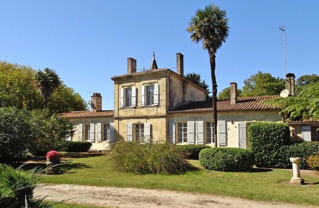 Semi-detached house on a vineyard, Talais