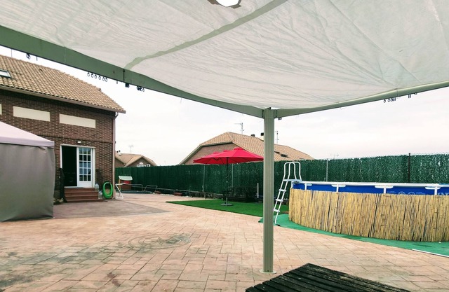 Semi-detached: pool, barbecue, chillout, 400m patio