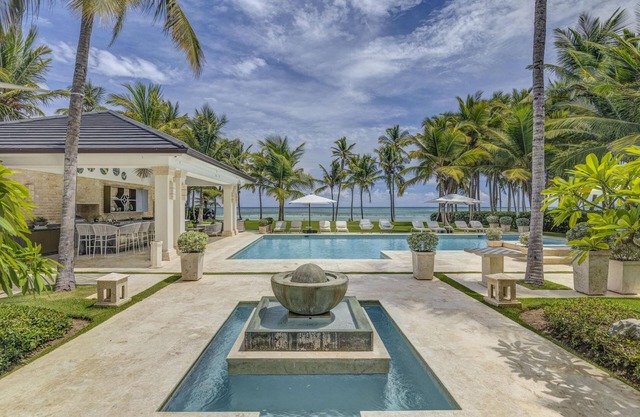 Serena 4 - Beachfront Timeless Elegance