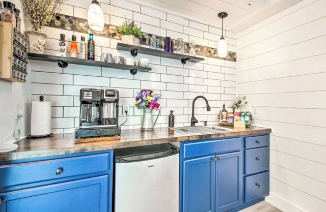 "Serene 1 Bedroom with River View, Gardens, and Private Amenities, Near Town"