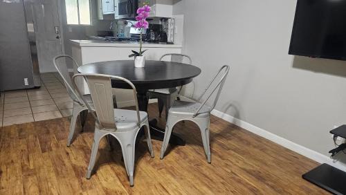 Serene 2br Hideaway Near Downtown & Airport