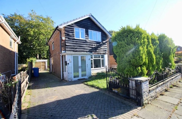 Serene 3-Bedroom Family Rochdale Home with Garden