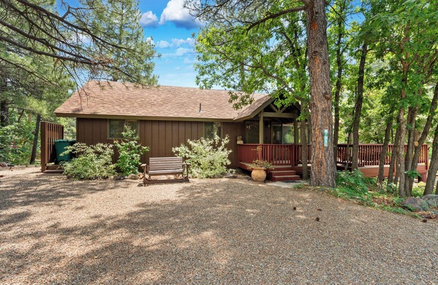Serene and Private Cabin in the middle of Munds Park!