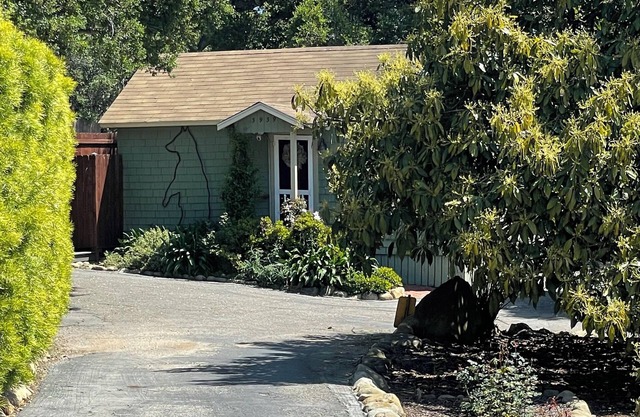 Serene cottage with fitness room in Carpinteria