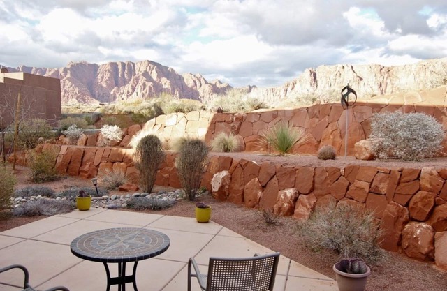 "SERENE DESERT GETAWAY CASITA" IN Kayenta VillagenViews of Red Rock Mt. Pets OK.