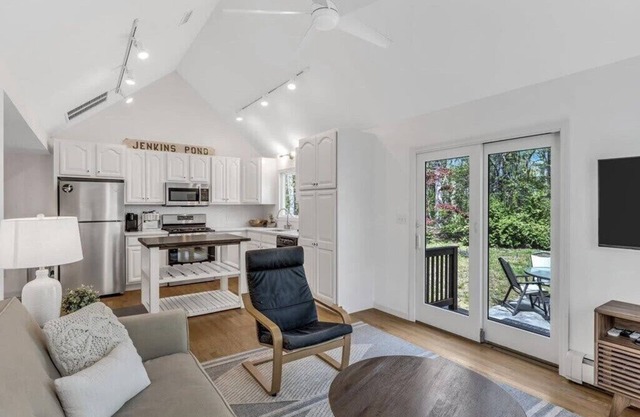 Serene Getaway with Pond Beach and Basketball Hoop, Grill, 10 Mins to Menauhant