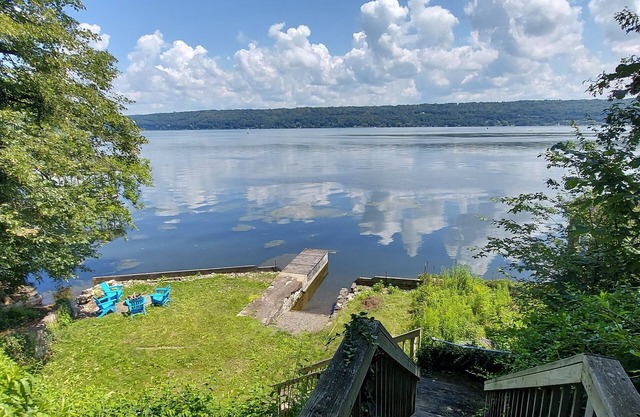 Serene Lake Retreat with Stunning Views Close to CU and IC