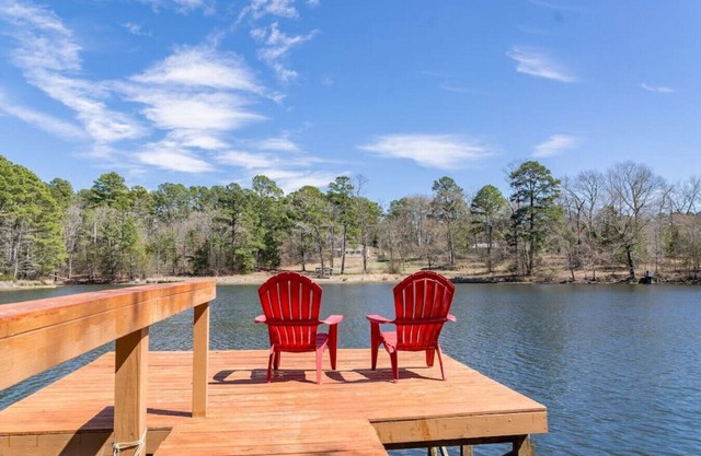 Serene Lakefront Cabin, Fishing, Firepit, Kayaks