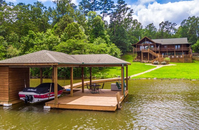 Serene Lakeside Getaway