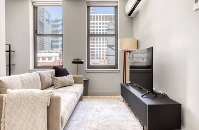 Serene Loop 1BR w/Gym, Roof & Lounge, same block as L, by Blueground