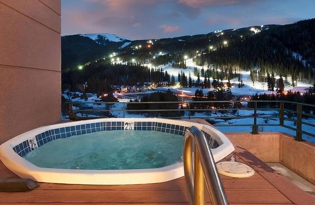 Serene Mountain Vibe! 4 Pet-friendly Units, Ski Access, Free Shuttle, Breakfast!