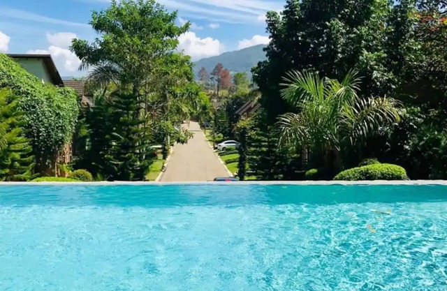 Serene Mountain Villa with Private Jacuzzi - Perfect Family Getaway