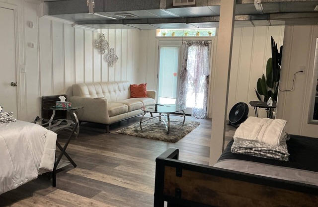 Serene Retreat Close to Town - Acre Lot Fully Fenced Backyard