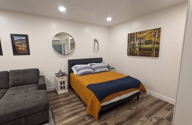 Serene Riverton Studio/Mountain Views/Hot Tub/22mi to SLC & Ski Resorts