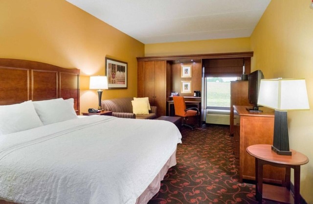 Serene Room with In-Room Movies and Breakfast – Near Carlisle Fairground