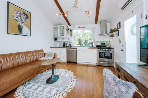 Serene Silver Lake 1 bedroom 1 bathroom Back house With Private Backyard