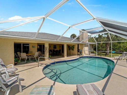 Serene & Spacious Family Haven- Pool Lounges BBQ