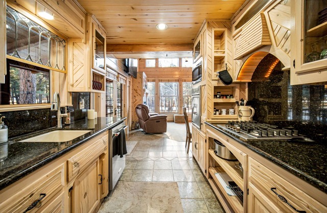 Serene & sun-filled mountain retreat with fire pit, deck, & great views