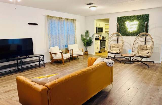 Serenity Away From Home-6BR near Lackland AFB and Seaaworld