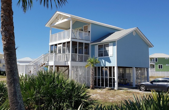 Serenity Sands Beach House - Great Location and Views!