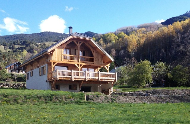SERRE CHEVALIER - SAINT-CHAFFREY Very beautiful Chalet 10-12 people 180 m² (about 419 sq. ft.)