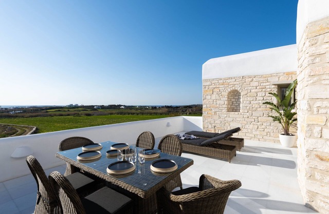 Sersi Black Villa with Jaz