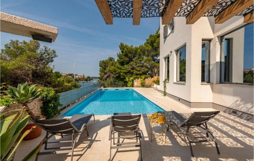 Seven-Bedroom Holiday Home In Zaboric