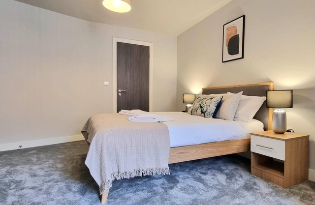 Seven Living Residences Slough - Luxury Apartments, Free Parking, 14 Mins train to London
