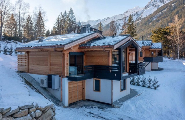 Seven Summits · Magnificent Modern Chalet | Hot tub | Pool | Sauna